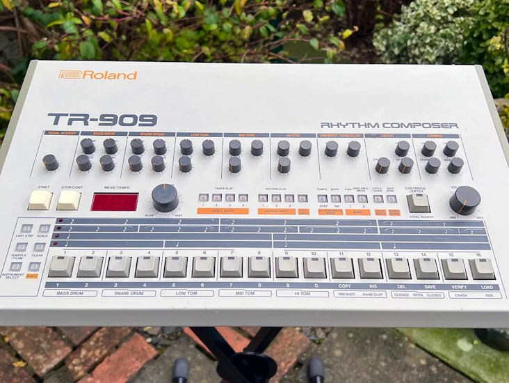 Roland tr-909 drum machine