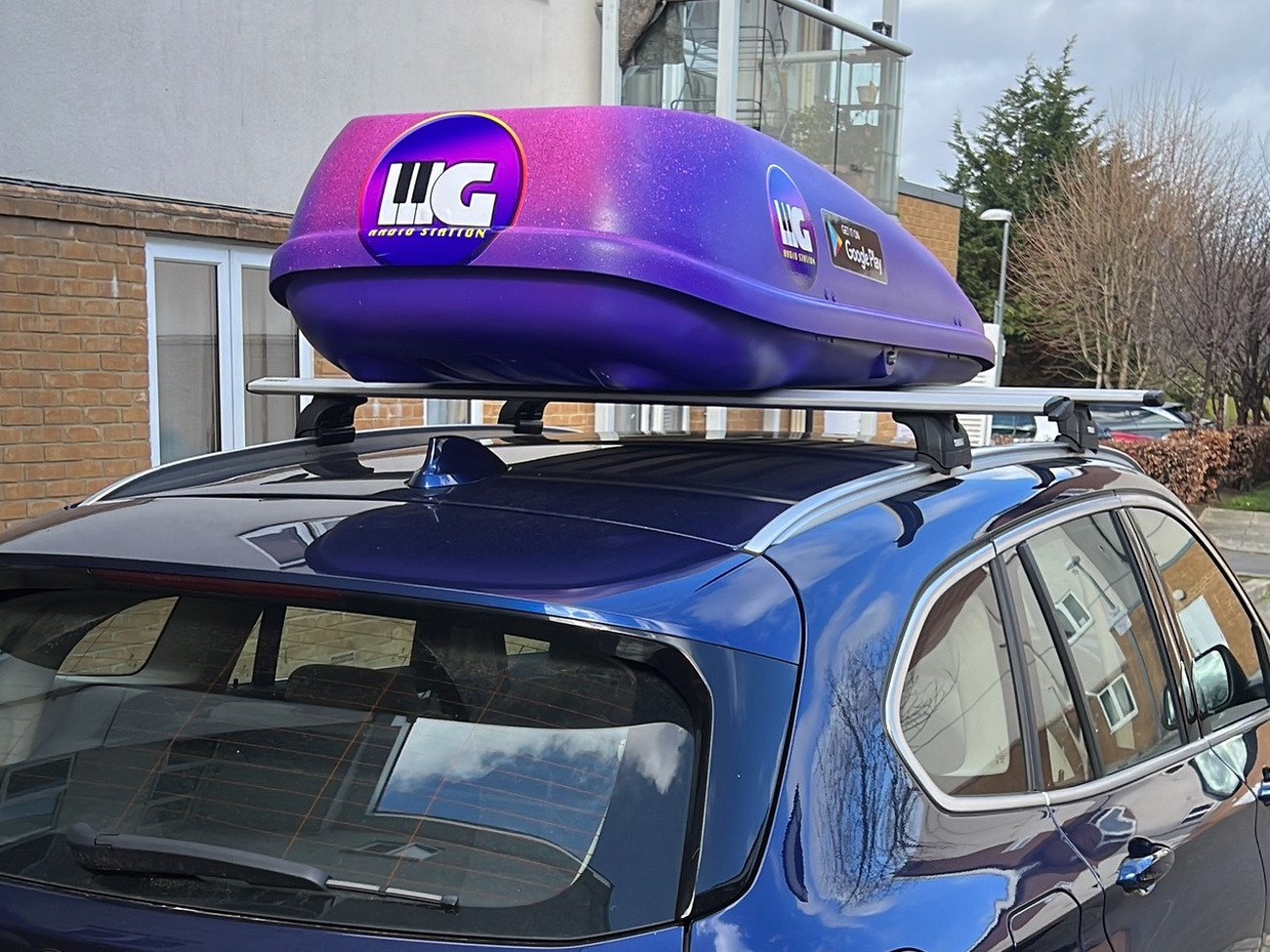 Roof box and roof rails for all cars with the rails