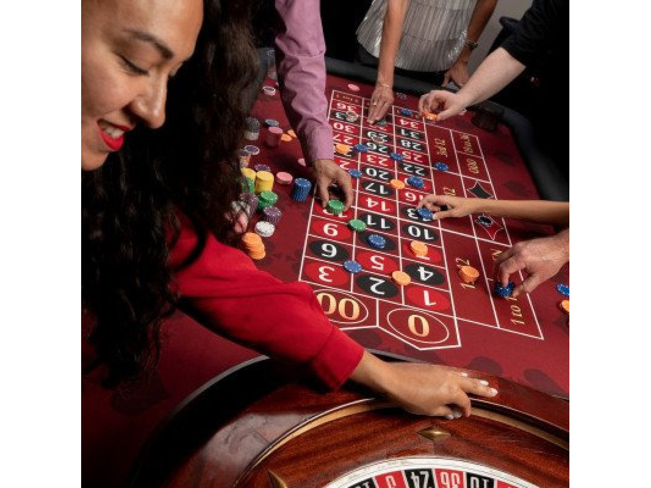 Roulette table with dealer vegas-style 32inch wheel