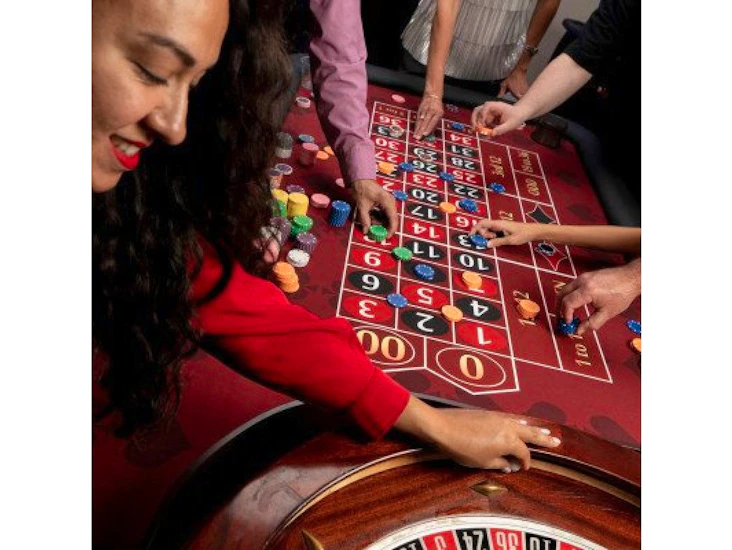 Roulette table with dealer vegas-style 32inch wheel