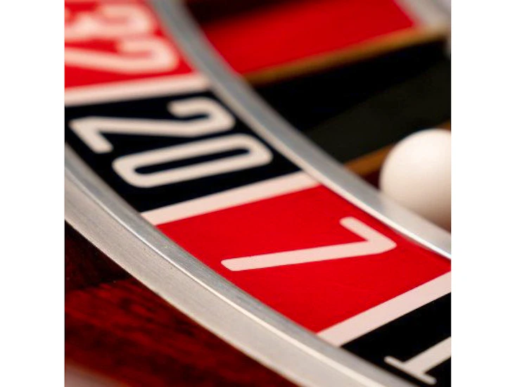 Roulette table with dealer vegas-style 32inch wheel