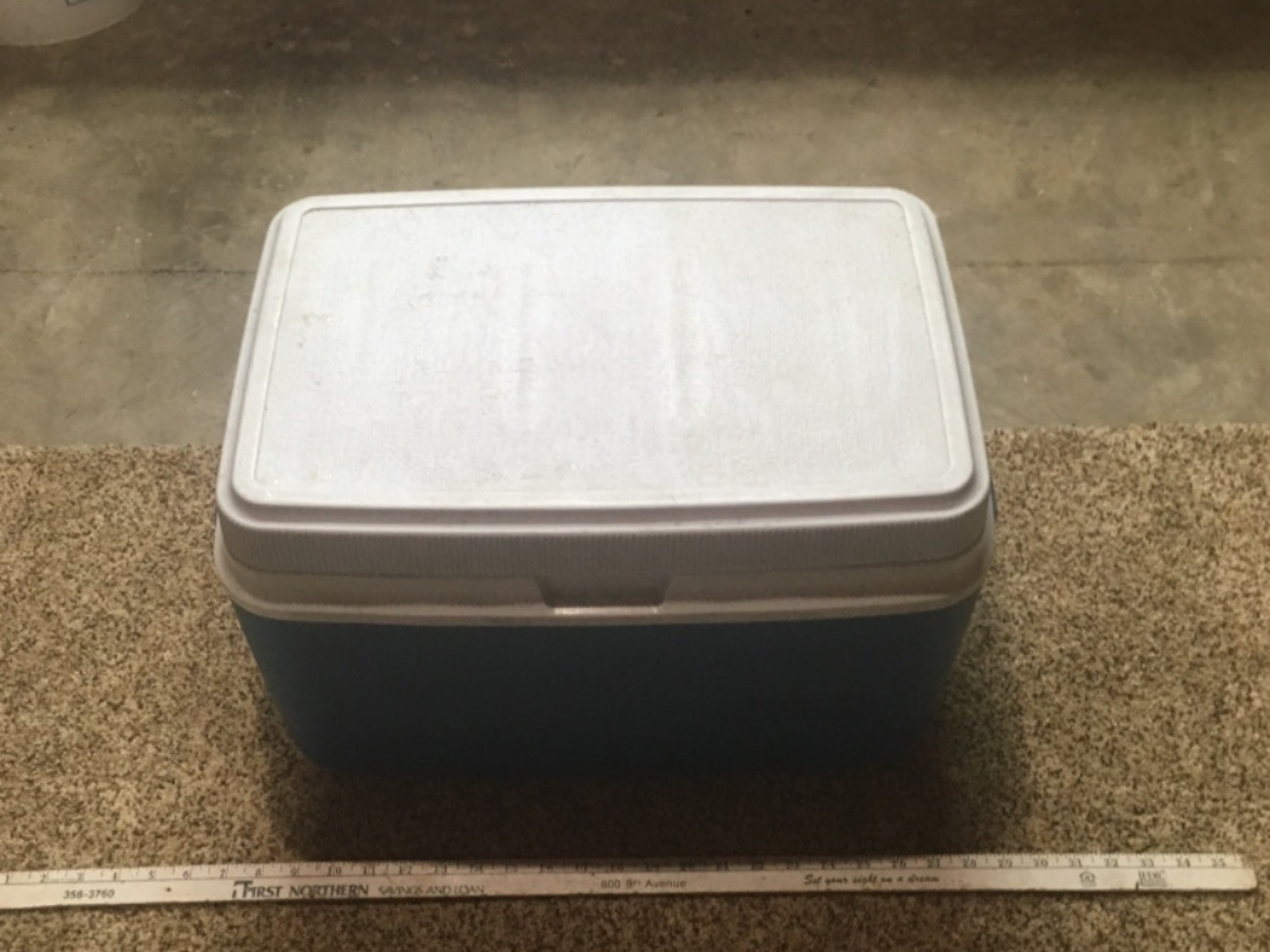 Rubbermaid 35 quart cooler 
