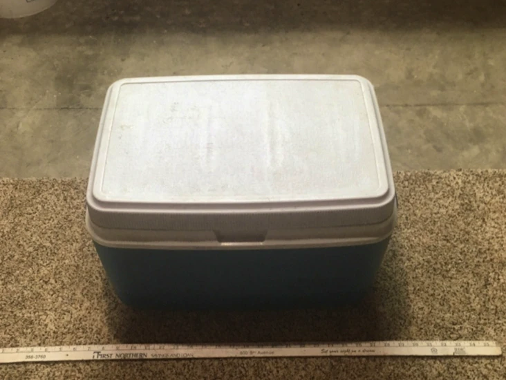 Rubbermaid 35 quart cooler