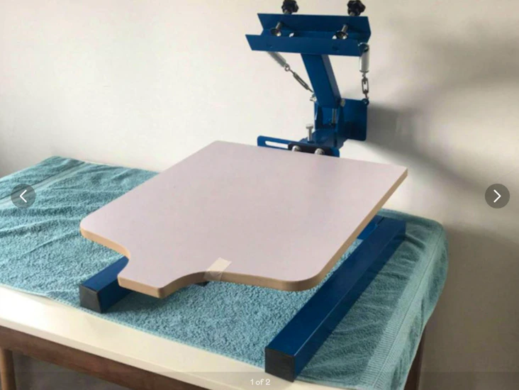 Screen printing press and screen