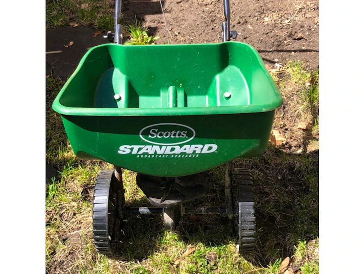 Seed/fertilizer spreader