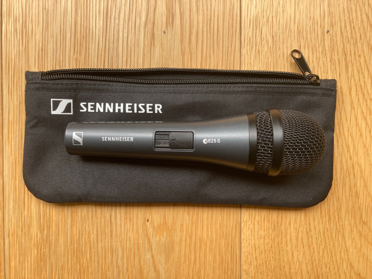 Sennheiser e825s handheld microphone + xlr cable