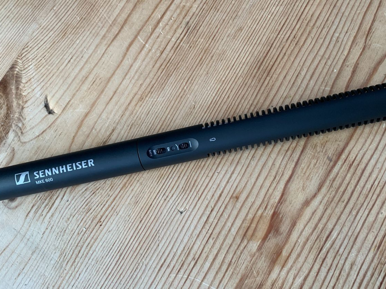 Sennheiser mke 600 shotgun mic + stand + xlr cables