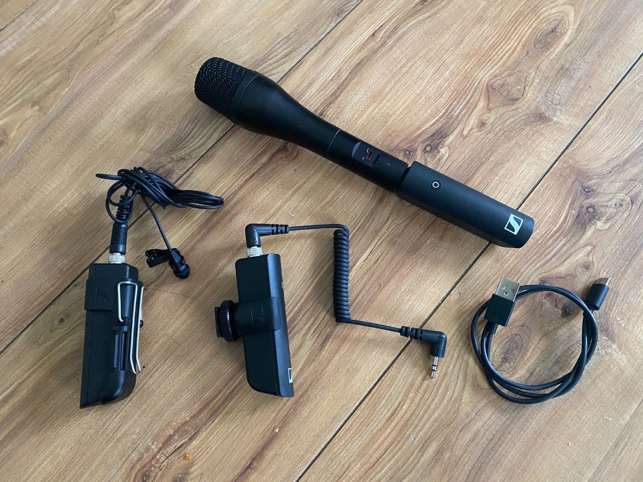 Sennheiser xsw-d wireless tie & hand mic kit
