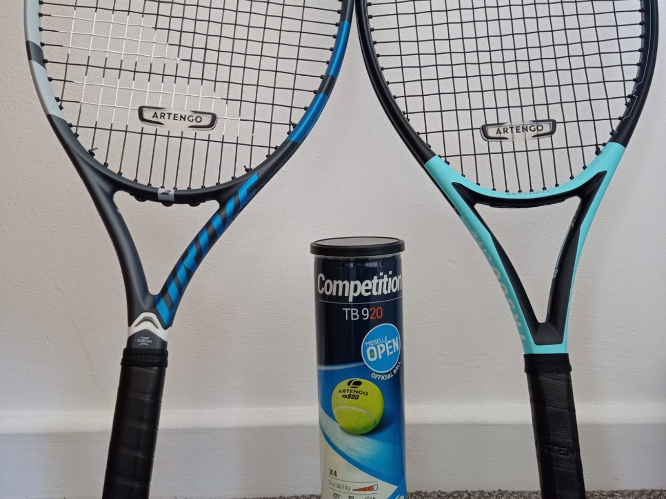Set of 2 tennis rackets with balls
