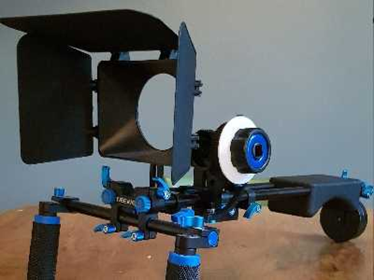 Shoulder rig + follow focus for dslr camera