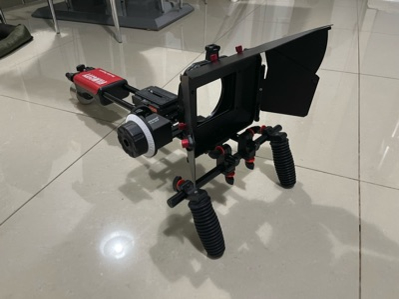 Shoulder rig - follow focus & matt box