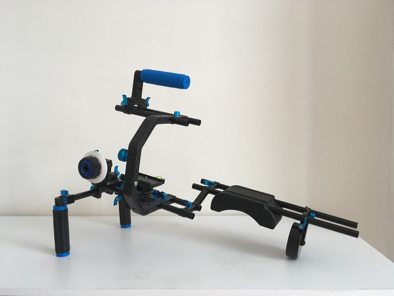 Shoulder rig with follow focus