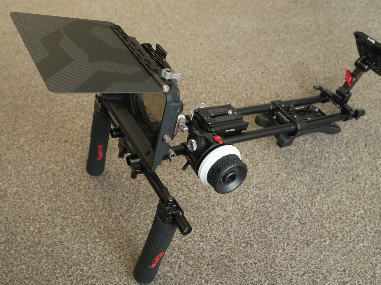 Shoulder rig with follow focus and variable nd matte box
