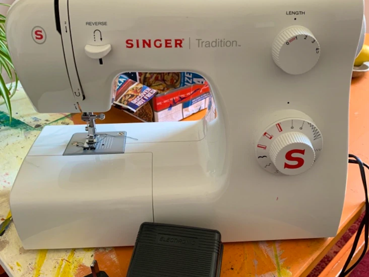 Singer tradition sewing machine 37 x 16 x 22cm
