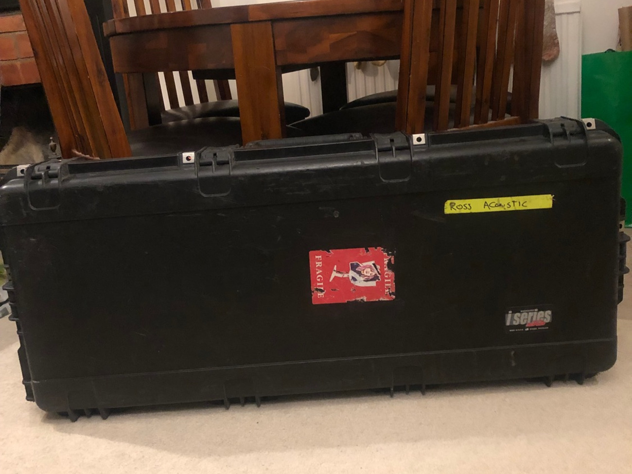 Skb i series flight case for acoustic guitar
