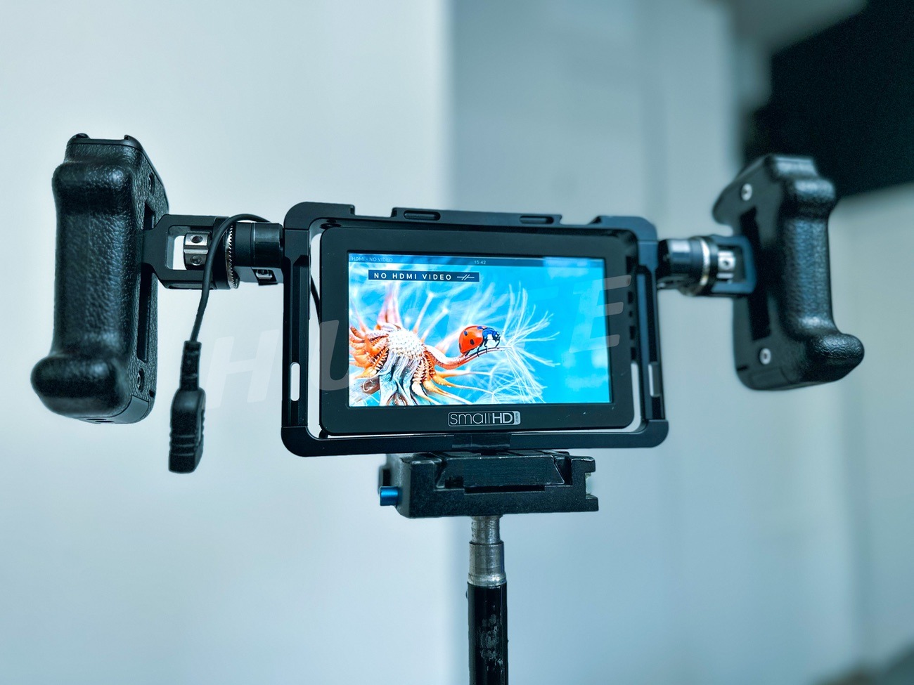 Small hd focus 5 oled hdmi monitor cage handles 