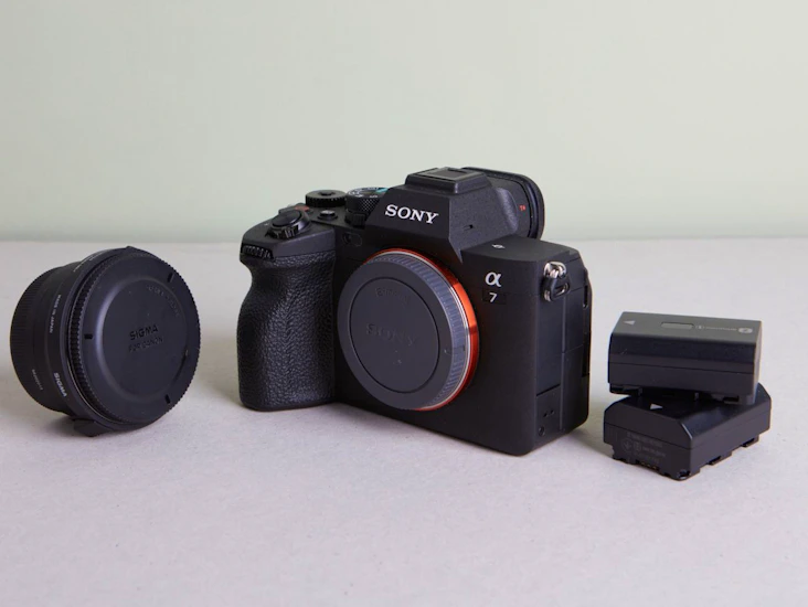 Sony a7 iv & 2 x memory cards