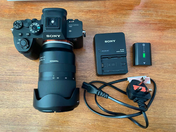 Sony a7 r4 + 28-75mm lens + 2 pack led video light + tripod.