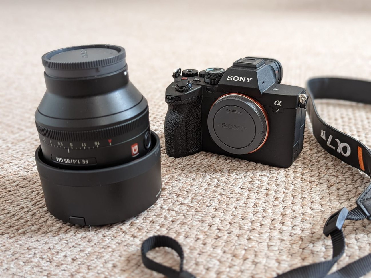 Sony a7iv mirrorless + sony fe 85mm f/1.4 g master