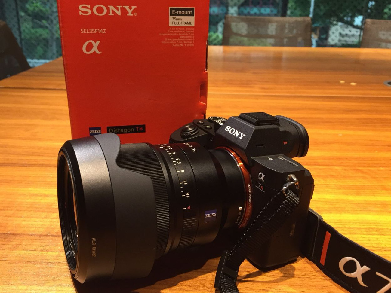 Sony a7riii a7r3 + sony zeiss 35 f1.4 distagon lenses with 128gb sd card