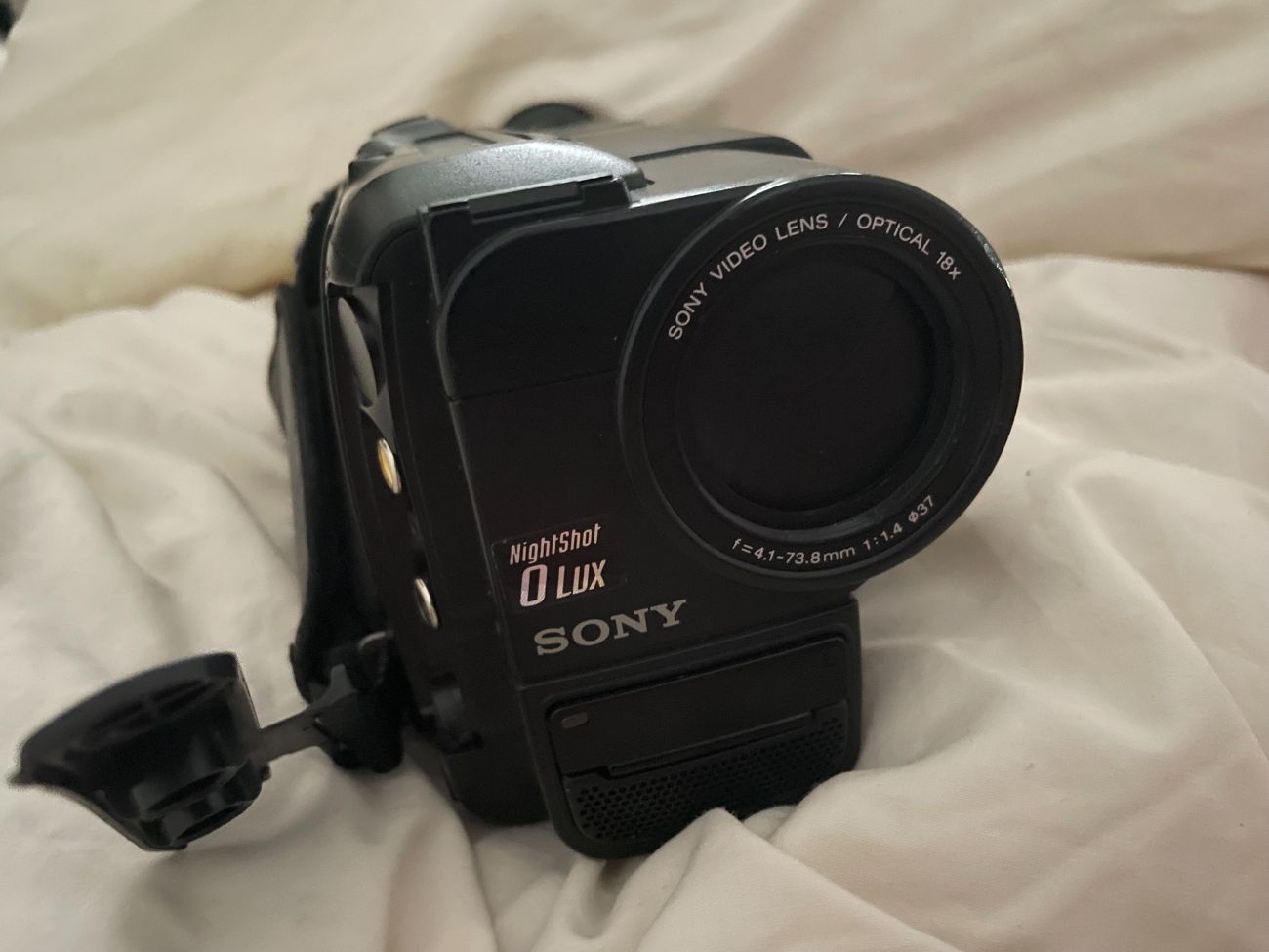 Rent SONY CAMCORDER Hi-8 CCD-TRV27E (Mid 90s film) super