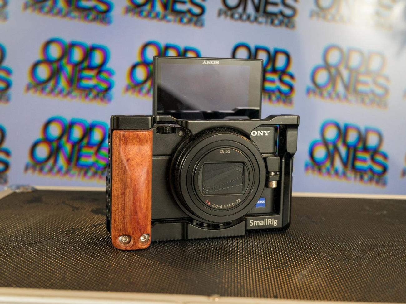 Sony dsc rx100 vii compact camera kit w/ cage, nds, strap and more