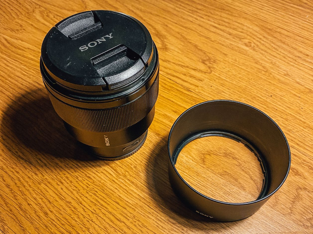 Sony fe sel85f18 f1.8 85mm portrait lens + hood 