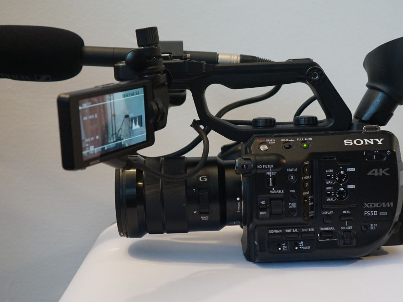 Sony fs5 ii + f4/18-105 lens + sennheiser 600 mke mic 