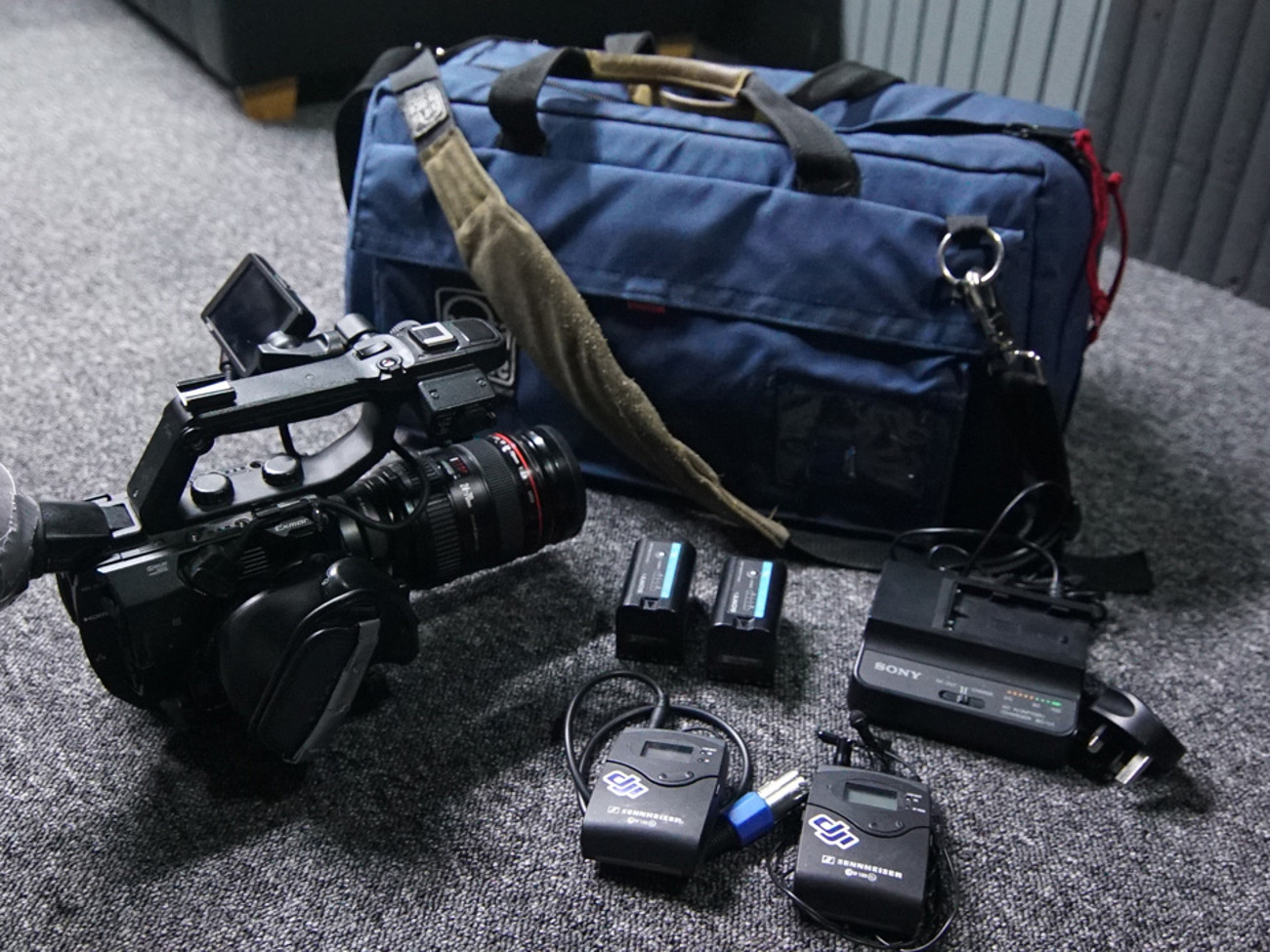 Sony fs5 with radio mics, portabrace bag + 2 batteries 