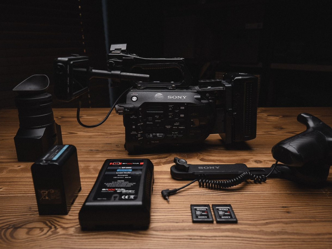 Sony fs7 - basic kit with v-mount batteries and xqd cards
