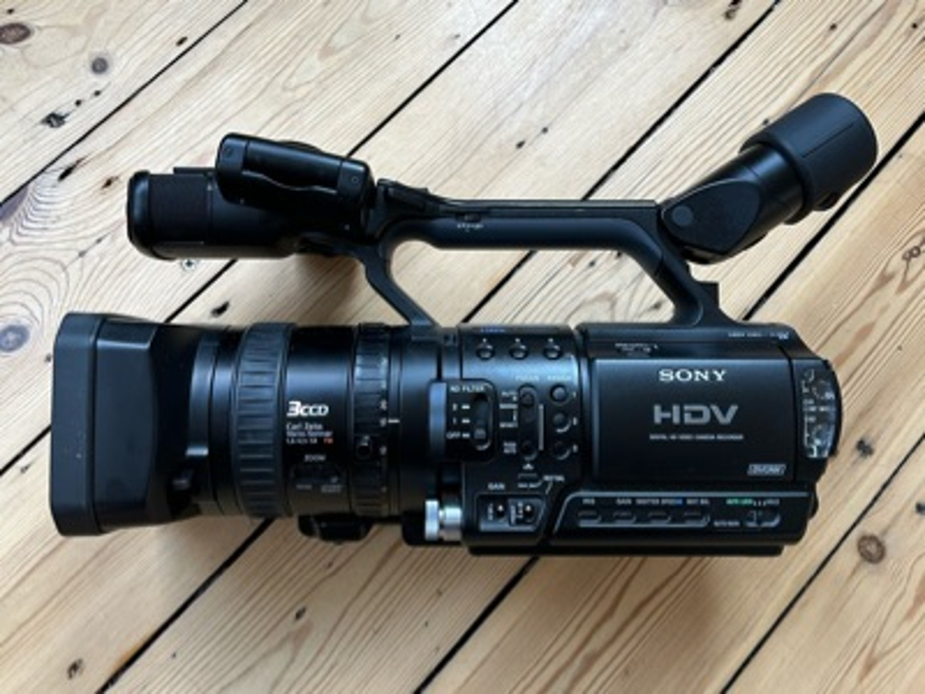 Rent Sony HVR Z1 Camera - MINI DV with 1 x New 60 minute