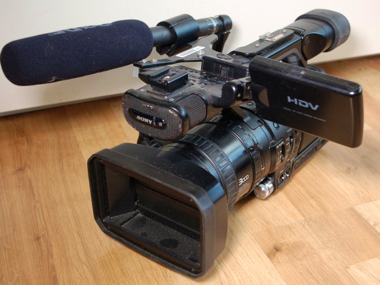Rent Sony HVR-Z1 & HVR-MRC1K (Tapeless Recording) and Rent Sony HVR-Z1 & HVR-MRC1K (Tapeless Recording) and