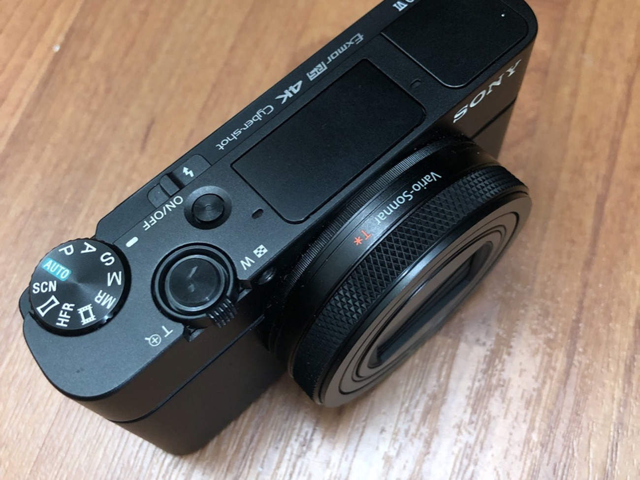 Sony rx100 vi sonnar t* 24-200mm1 f2.8-4.5 lens