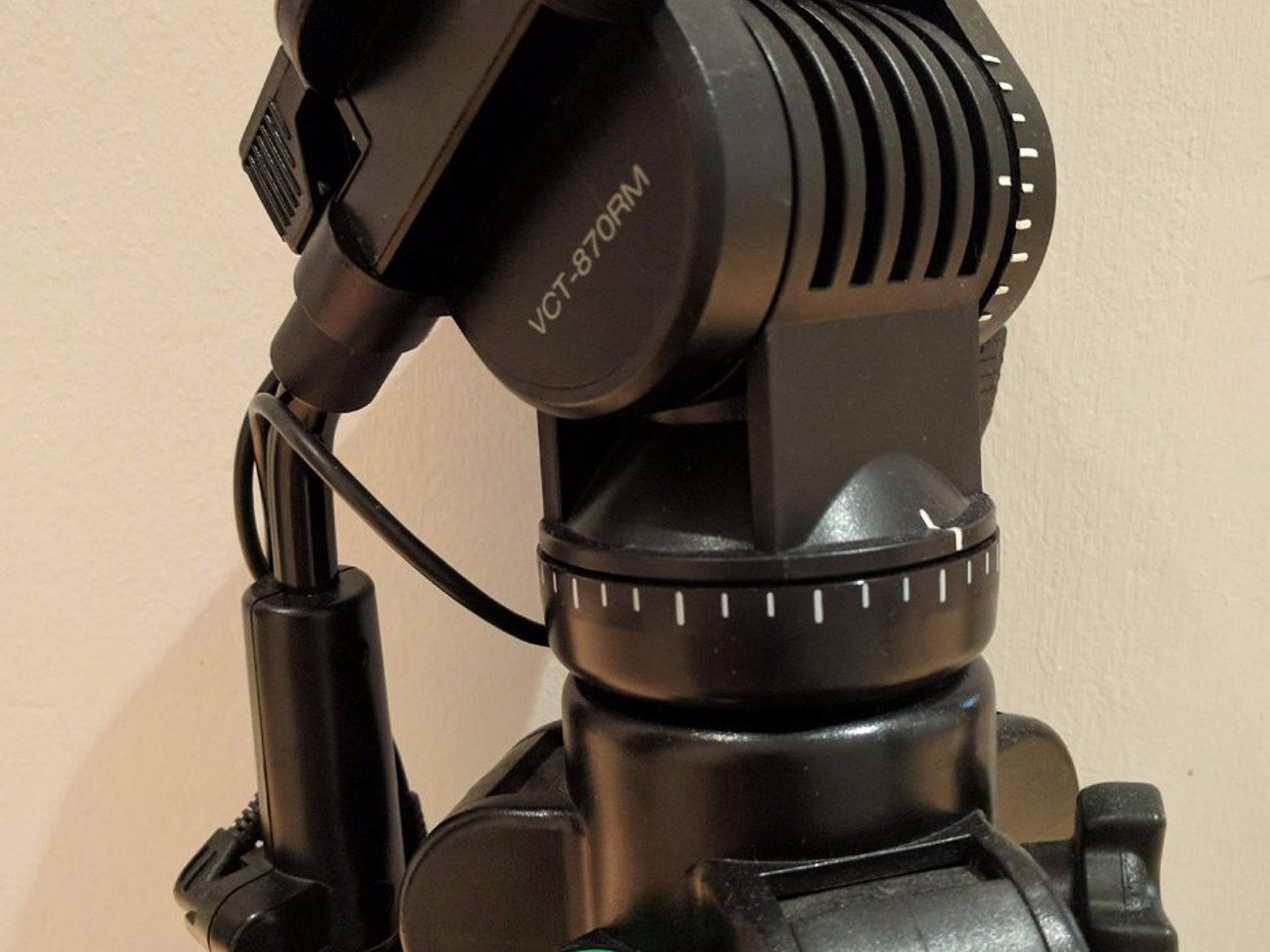 Sony vct-870rm lightweight tripod with remote commander