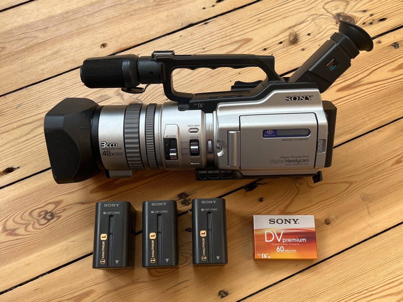 Sony handycam VX2000 with extras.
