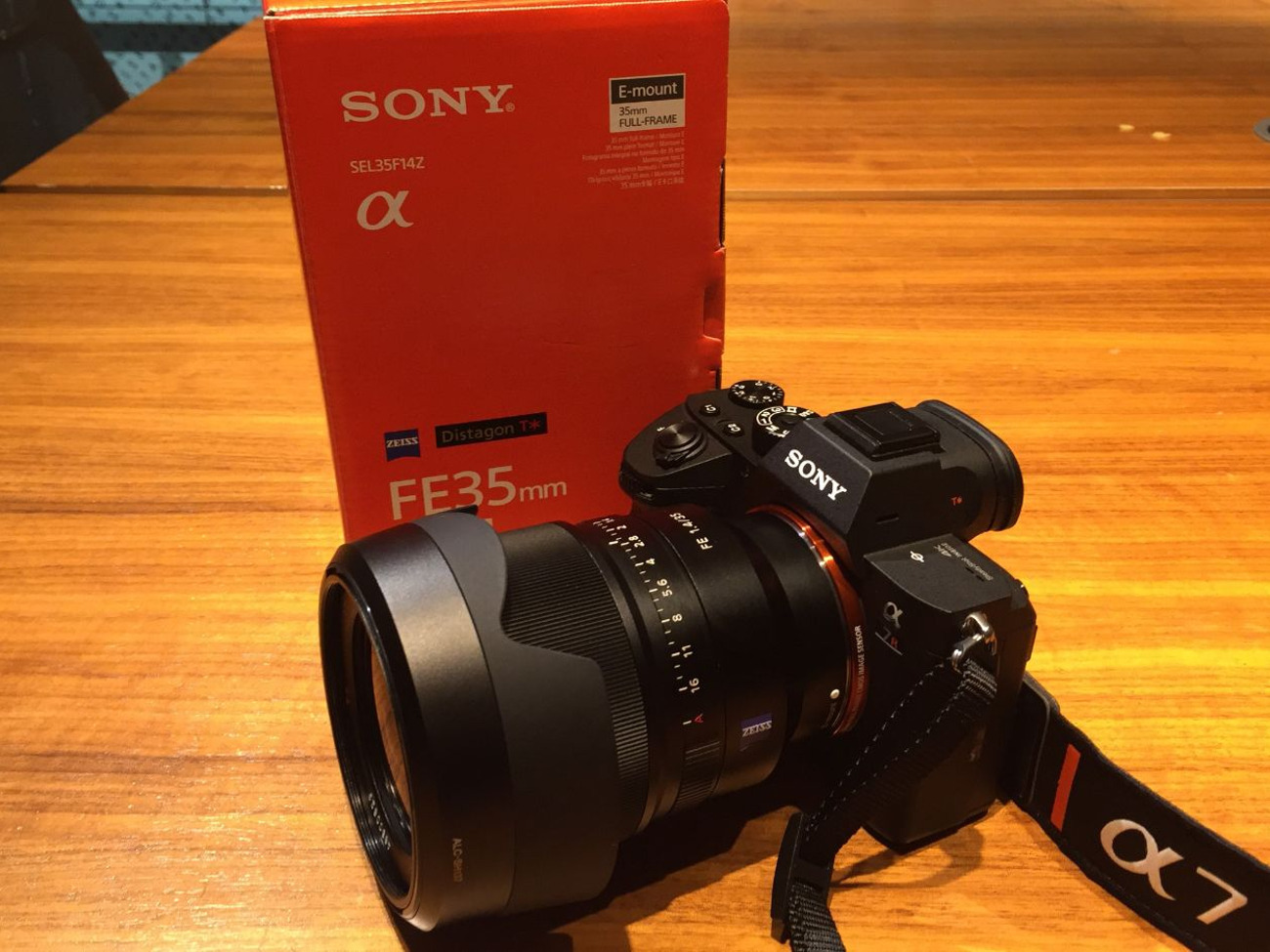 Sony 35 zeiss f1.4 distagon t*
