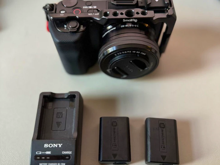 Sony zv-e10 with smallrig attachment & kit lens for rent