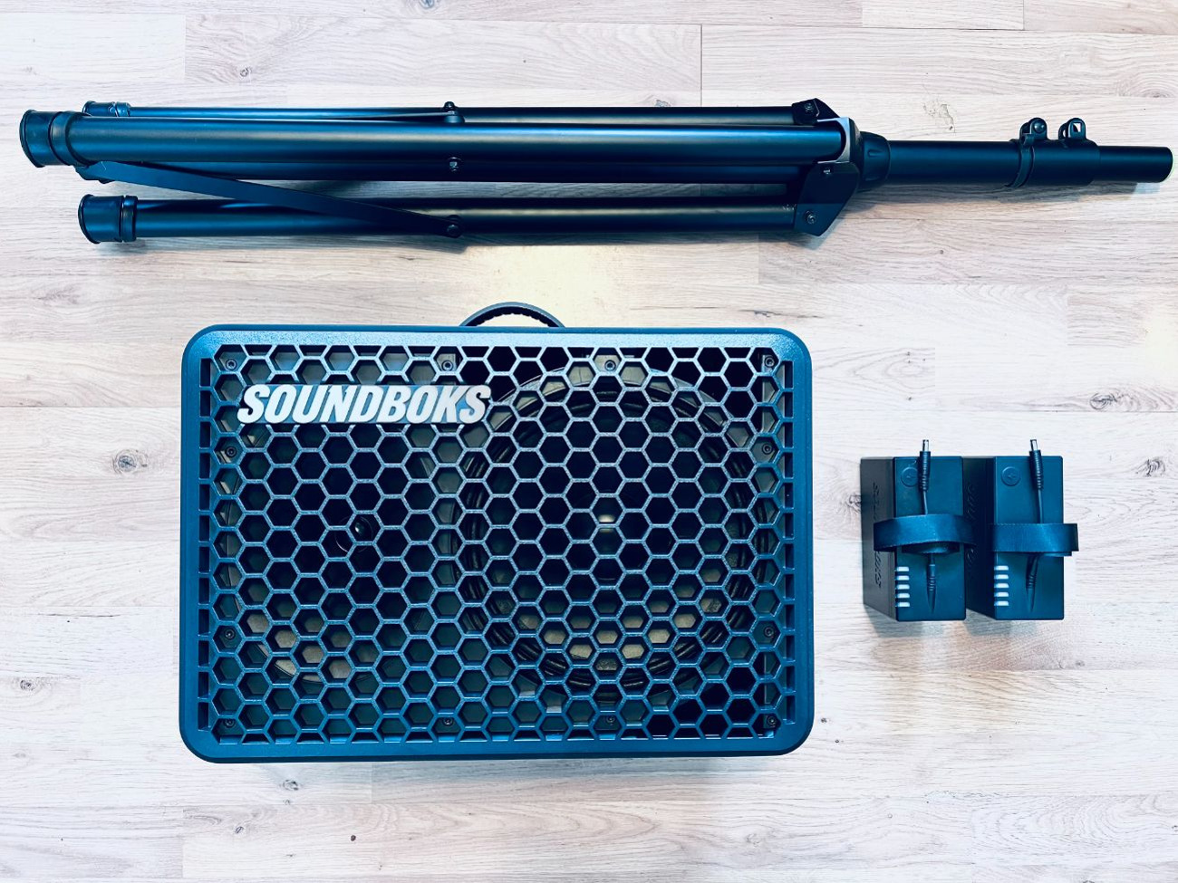 Soundboks go - 1x wireless speaker 2x batteries 1x stand