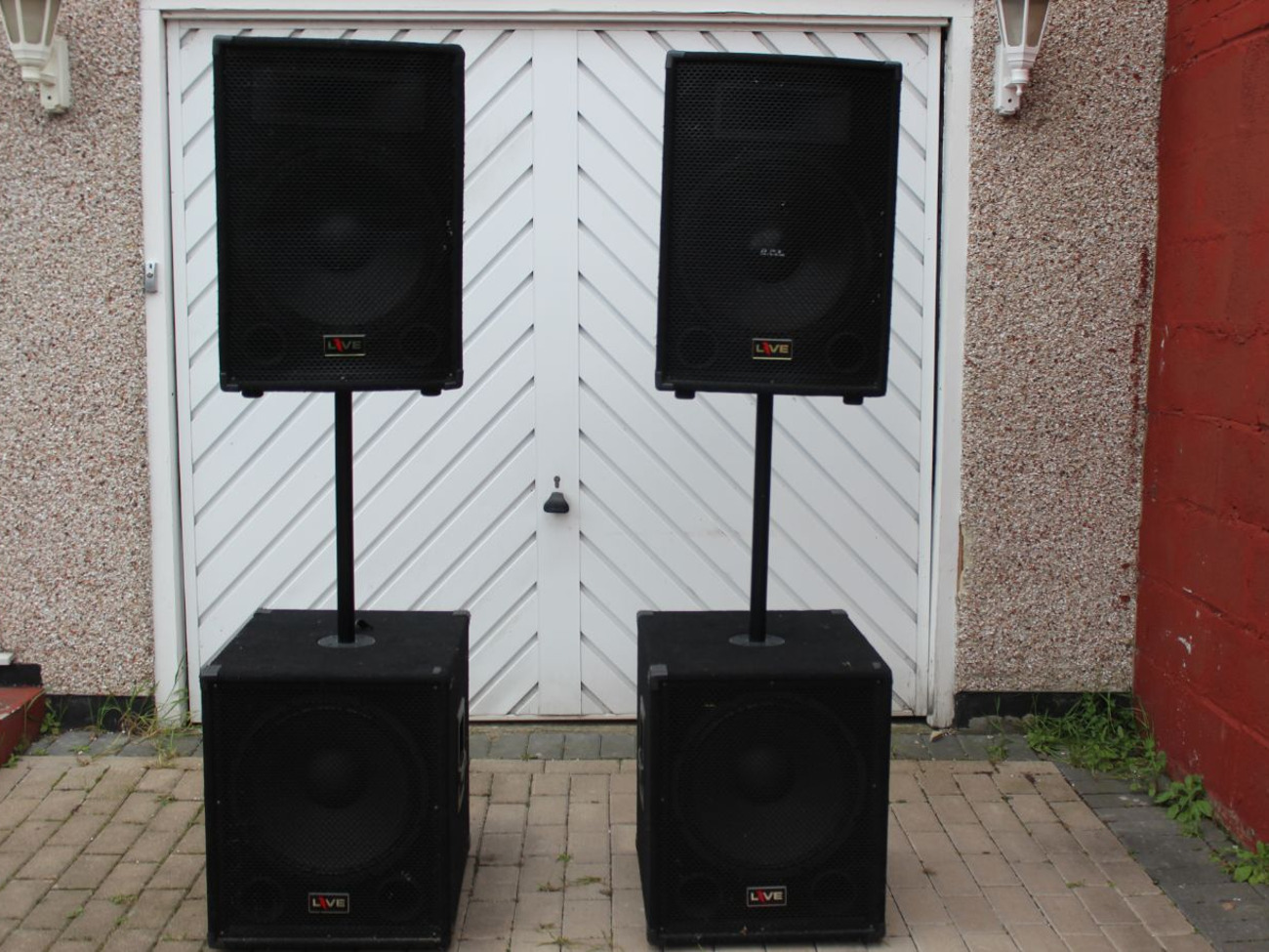 Speaker boxes: bass (x2) and treble (x2)