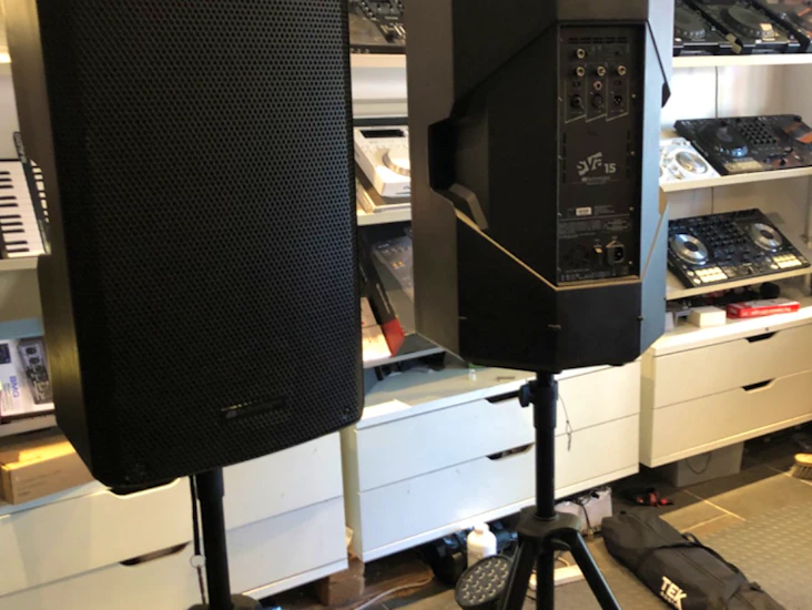 Speaker hire dj booth