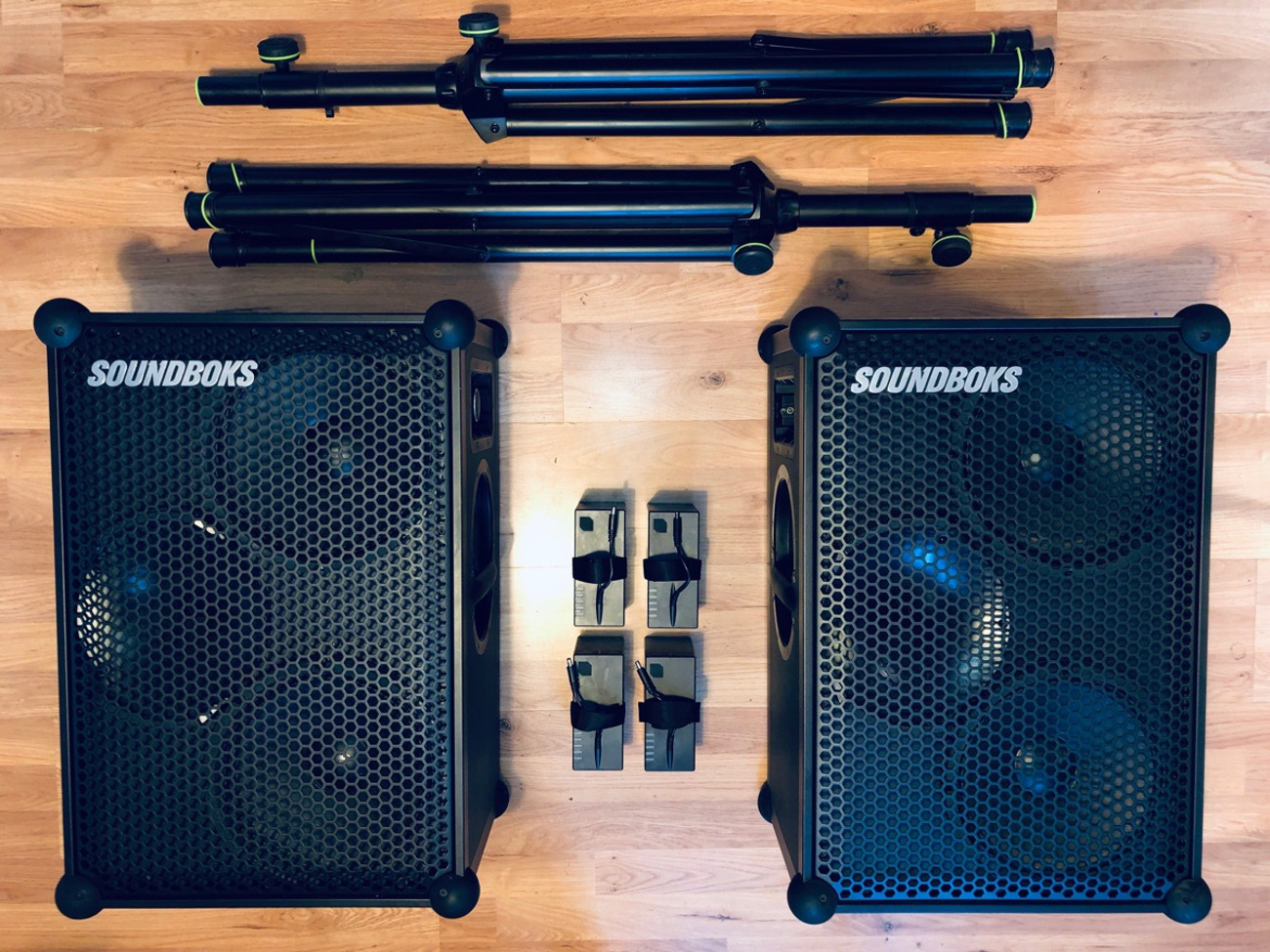 Soundboks 3 - 2x wireless pa speakers 2x stands 4x batteries