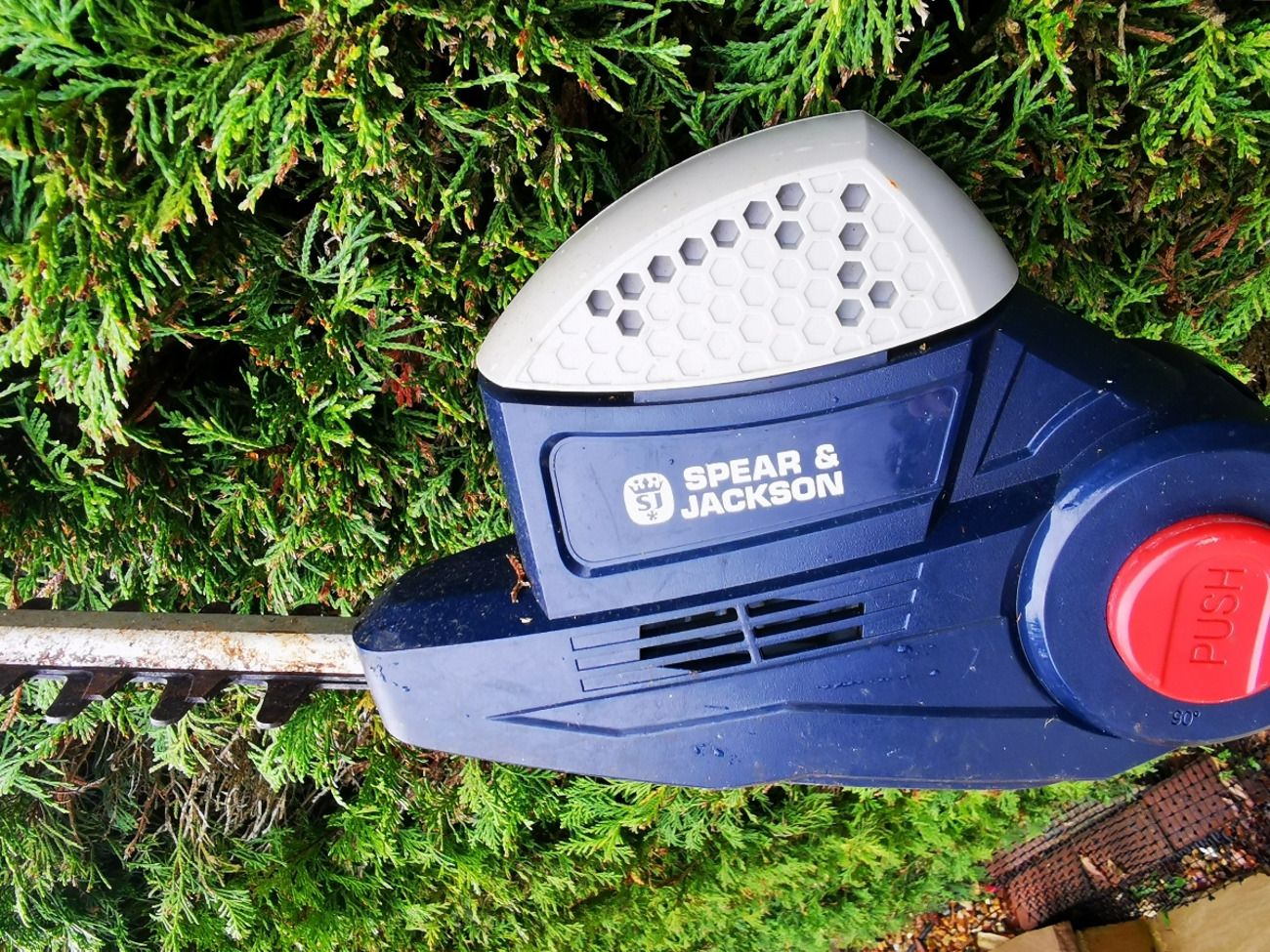 Spear and jackson 2.8m reach pole hedge cutter / trimmer. angled head