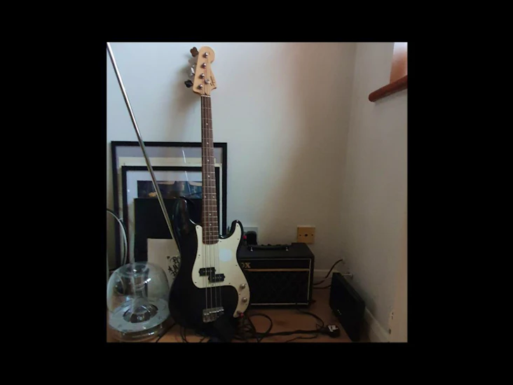 Squier bass + amp