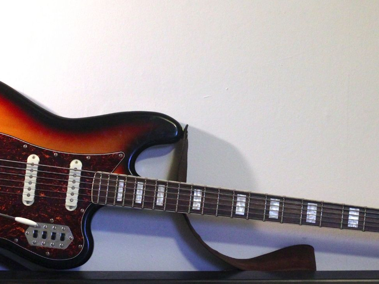 Squier bass vi guitar