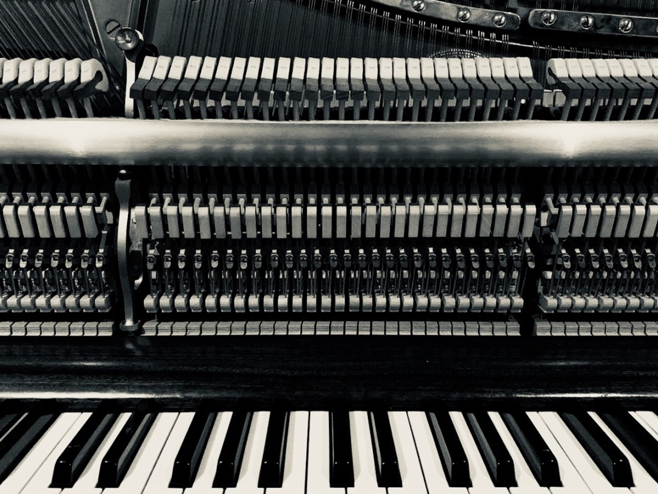 Steinway & sons upright piano (model z c.1975)