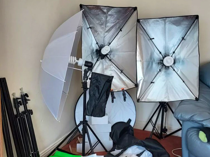 Studio lighting kit w/greenscreen backdrop + more