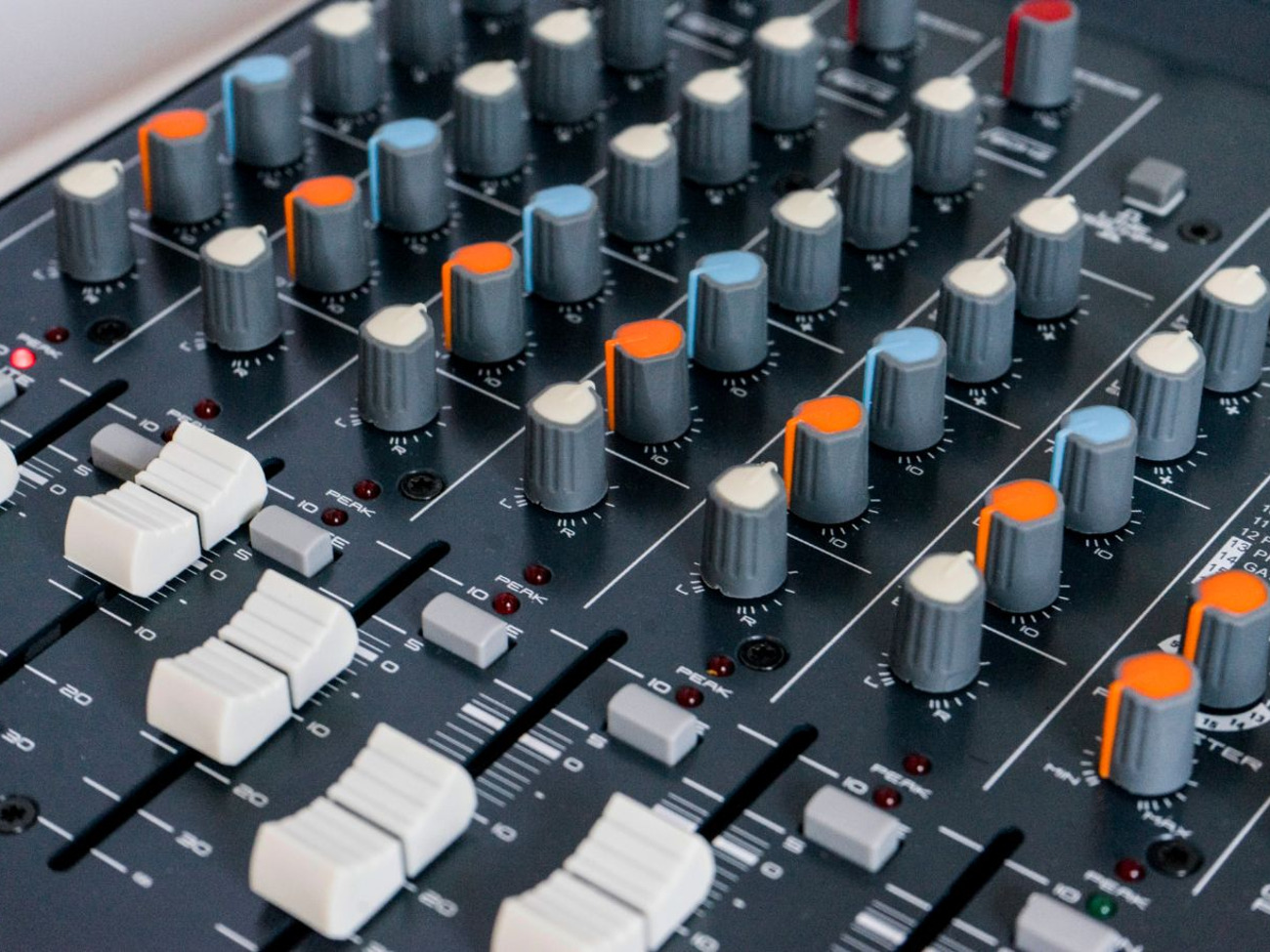 Studiomaster club xs8 8-input mixer