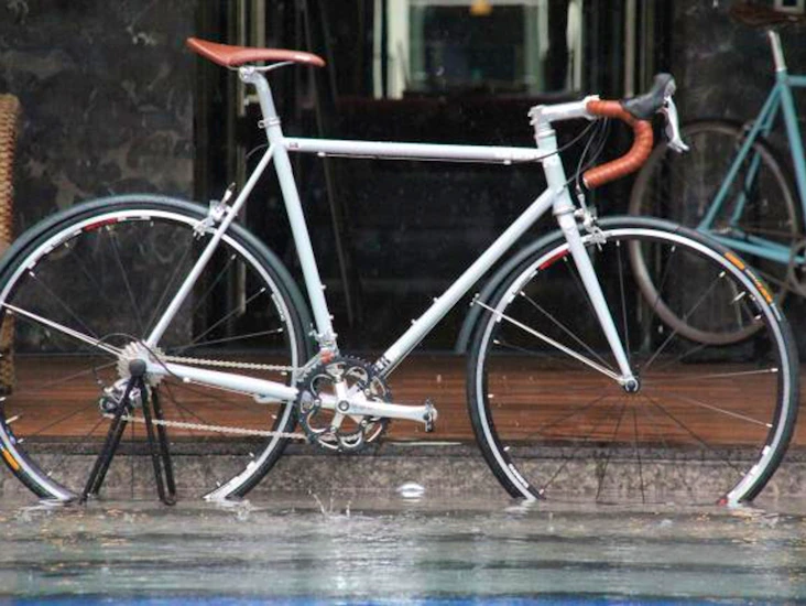 High performance road bike - 20 speed, shimano 105 groupset