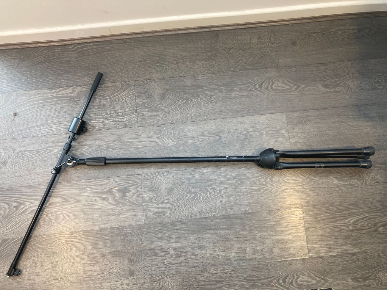 Sturdy mic stand with extra long boom arm