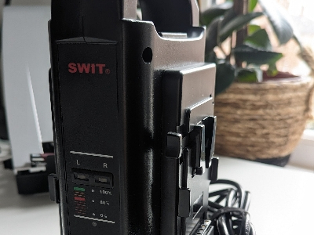 Swit 2-way v-lock charger